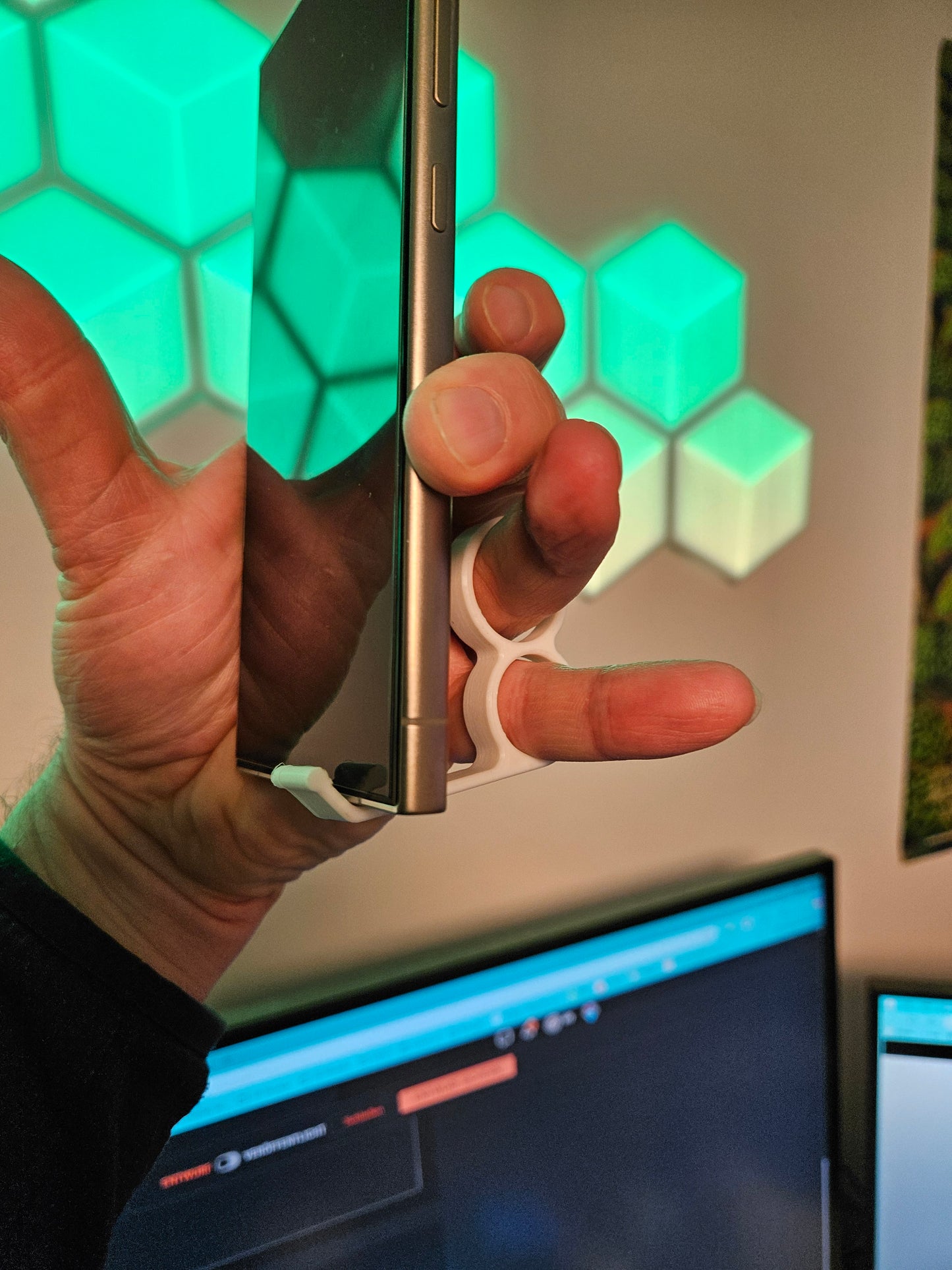 Two-Finger Mobile Phone Holder & Stand